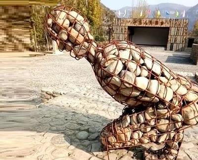 姑娘景區(qū)內(nèi)看見一人跪在地上,被綁住手腳,走近后懵了